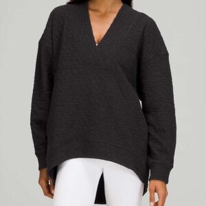 Lululemon Womens Ripple V-neck
Black Pullover Sweatshirt Hi-Low sz 8